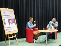 Od lewej: Jakub Małecki oraz prowadzący spotkanie dziennikarz Piotr Pawłowski