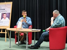 Od lewej: Jakub Małecki oraz prowadzący spotkanie dziennikarz Piotr Pawłowski