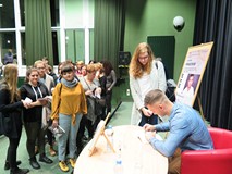 Jakub Małecki rozdaje autografy po spotkaniu w Koszalińskiej Bibliotece Publicznej