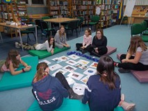 Dzieci odczytują słowo po angielsku i dopasowują go do obrazka