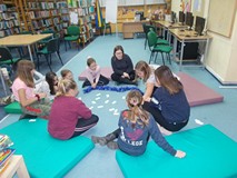 Dzieci grają w memory (pamięć) i utrwalają słownictwo