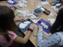 Dwie dziewczynki podczas tworzenia pracy plastycznej