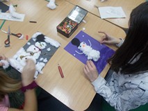 Dwie dziewczynki podczas tworzenia pracy plastycznej