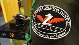 Zbliżenie naszywki widniejącej na lewym rękawie munduru harcerskiego: 1 Karlińska Drużyna Harcerzy „