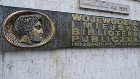Tablica autorstwa Zygmunta Wujka, umieszczona na frontowej ścianie Koszalińskiej Biblioteki Publiczn