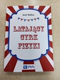 na zdjęciu książka