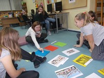 Dzieci podczas nauki słów związanych z domem po angielsku