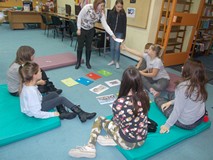 Dwie dziewczynki podczas zabawy z językiem angielskim.