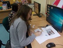 Dwie dziewczynki podczas tworzenia pracy plastycznej