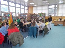 Bibliotekarka rozmawia z klasą o przeczytanym fragmencie tekstu