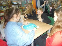 Dzieci pracują w grupach i tworzą reklamy