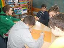 Dzieci pracują w grupach i tworzą reklamy