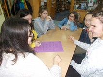 Dzieci pracują w grupach i tworzą reklamy