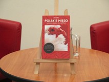 Na zdjęciu: Książka Jasia Kapeli „Polskie mięso. Jak zostałem weganinem i przestałem się bać” stoi n