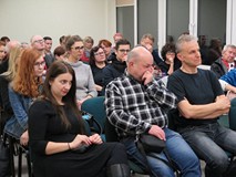 Publiczność zgromadzona na spotkaniu z Jasiem Kapelą w Koszalińskiej Bibliotece Publicznej