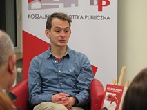 Jaś Kapela na spotkaniu z publicznością w Koszalińskiej Bibliotece Publicznej