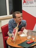 Jaś Kapela na spotkaniu z publicznością w Koszalińskiej Bibliotece Publicznej