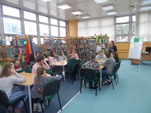 Bibliotekarka rozmawia z klasą o przeczytanym fragmencie tekstu