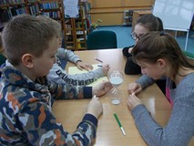 Dzieci pracują w grupach i tworzą reklamy