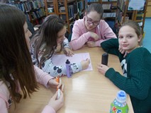 Dzieci pracują w grupach i tworzą reklamy