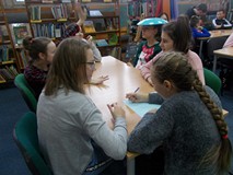 Dzieci pracują w grupach i tworzą reklamy