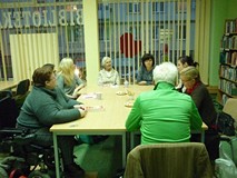 Na zdjęciu uczestnicy rozmawiają o książce