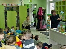 Dzieci słuchają bibliotekarki