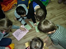 Dzieci układają 