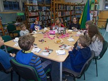 Dzieci siedzą przy stole podczas rozmowy o przeczytanej książce