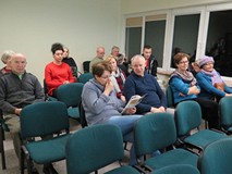 Publiczność zgromadzona na wykładzie Andrzeja Sochaja na temat zagłady Romów i Sinti