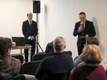 Od prawej: Dyrektor Koszalińskiej Biblioteki Publicznej, Dariusz Pawlikowski wita publiczność zgroma