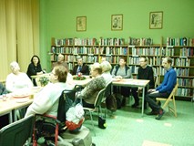 Członkowie stowarzyszenia siedzą przy stole