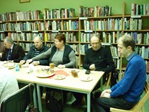 Członkowie stowarzyszenia siedzą przy stole