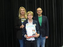 Mistrz Pięknego Czytania Daniel Pec pozuje do zdjęcia z dyrektorem Dariuszem Pawlikowskim i wicedyre