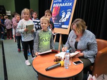 Justyna Bednarek podpisuje książki po spotkaniu autorskim w Koszalińskiej Bibliotece Publicznej
