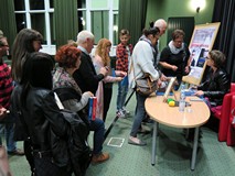 Magdalena Grzebałkowska podpisuje książki po spotkaniu autorskim w Koszalińskiej Bibliotece Publiczn