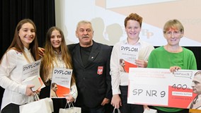 Zwycięzcy Międzyszkolnego turnieju wiedzy o Polsce niepodległej w Koszalińskiej Bibliotece Publiczne