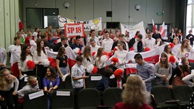 Kolorowa publiczność na Międzyszkolnym turnieju wiedzy o Polsce niepodległej w Koszalińskiej Bibliot