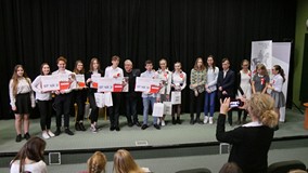 Uczestnicy Międzyszkolnego turnieju wiedzy o Polsce niepodległej w Koszalińskiej Bibliotece Publiczn