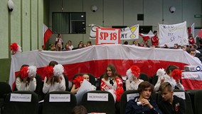 Kolorowa publiczność na Międzyszkolnym turnieju wiedzy o Polsce niepodległej w Koszalińskiej Bibliot