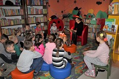 Czarownica-bibliotekarka czyta o 