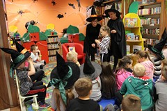 Czarownice-bibliotekarki prowadzą zajęcia  w Bibliotece Publicznej Miasta i Gminy Polanów