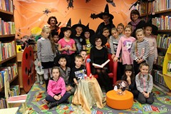 Czarownice-bibliotekarki z uczestnikami zajęć w Bibliotece Publicznej Miasta i Gminy Polanów