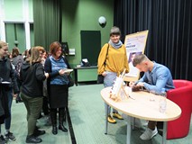 Jakub Małecki podpisuje książki w Koszalińskiej Bibliotece Publicznej