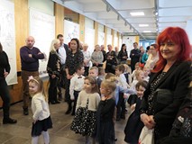 Rodzice, dziadkowie oraz dzieci z Przedszkola Happy Days-Szczęśliwe Dni w Koszalinie