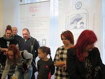 Rodzice, dziadkowie oraz dzieci z Przedszkola Happy Days-Szczęśliwe Dni w Koszalinie