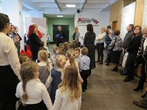 Rodzice, dziadkowie oraz dzieci z Przedszkola Happy Days-Szczęśliwe Dni w Koszalinie