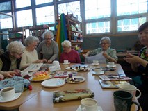 Panie dyskutują o nowych metodach tworzenia rękodzieł