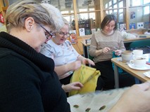 Panie dyskutują o nowych metodach tworzenia rękodzieł