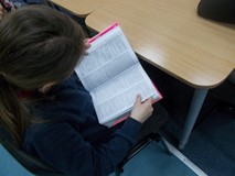 Dziewczynka sprawdza w 